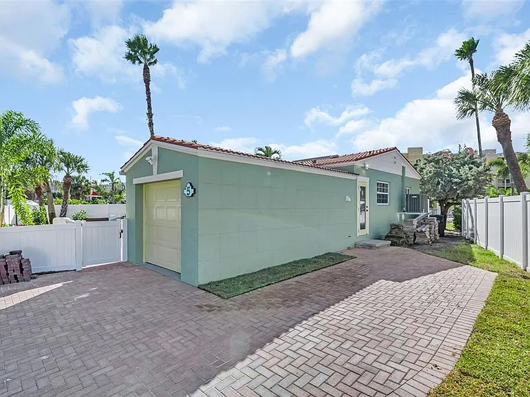 16613 Gulf Blvd — Photo 33
