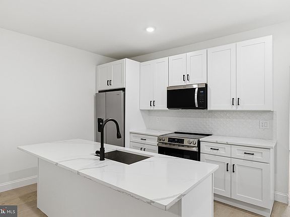 3rd image of 935 E Passyunk Ave APT 1