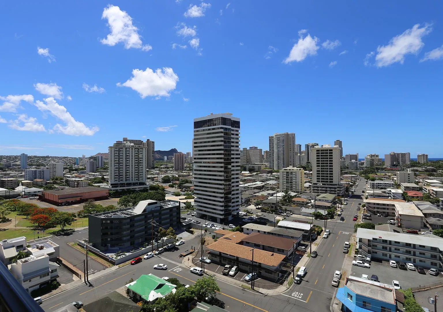McCully Villa - 1 Bedroom plus Den, 1 Bathroom, 1 Parking - $1,850 — Photo 3