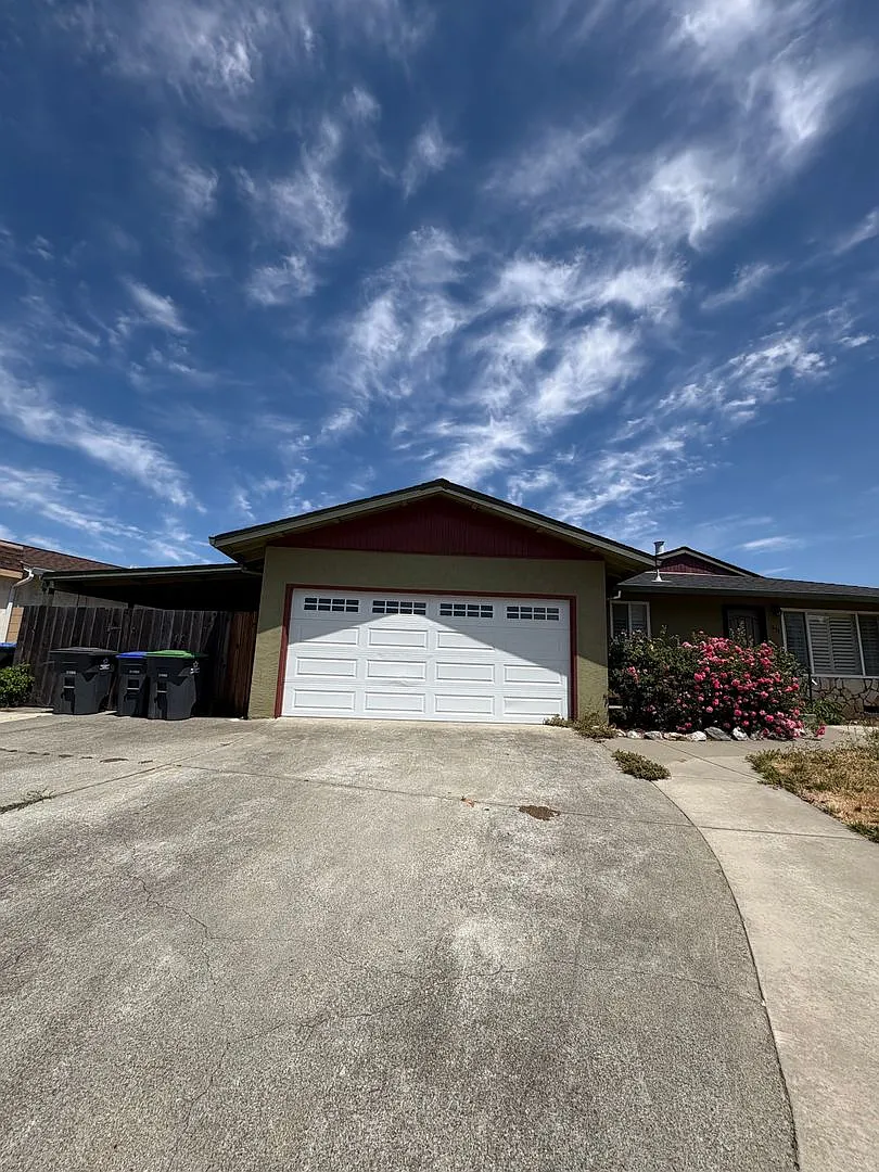 4 Bedroom 2 bath — Photo 1