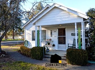 110 6th St, Phoenix, OR 97535