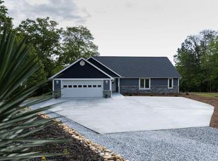 740 Eagles Harbor Dr, Hodges, SC 29653