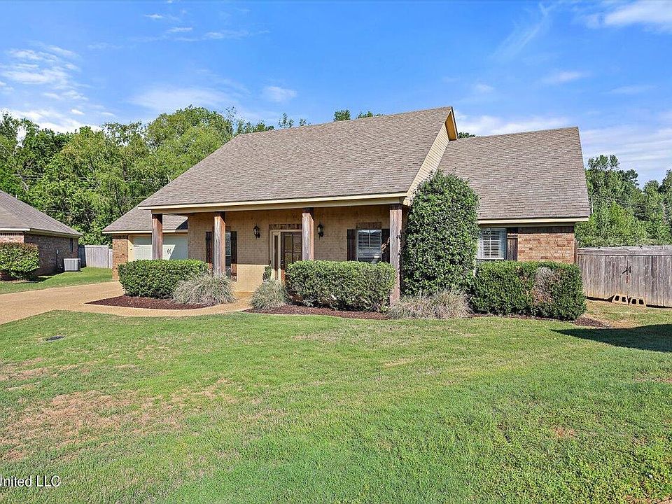 1st image of 808 Clubhouse Dr