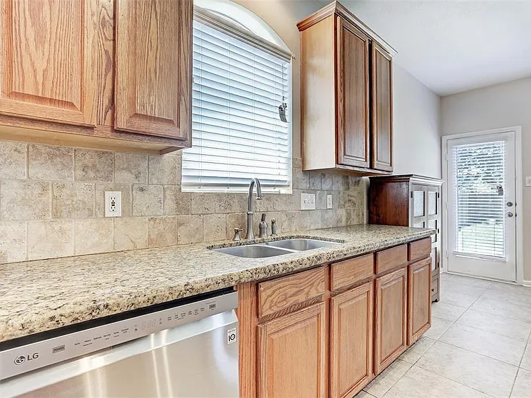 8607 Saratoga Dr — Photo 8