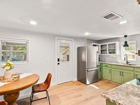 4th image of 901 S Lane St