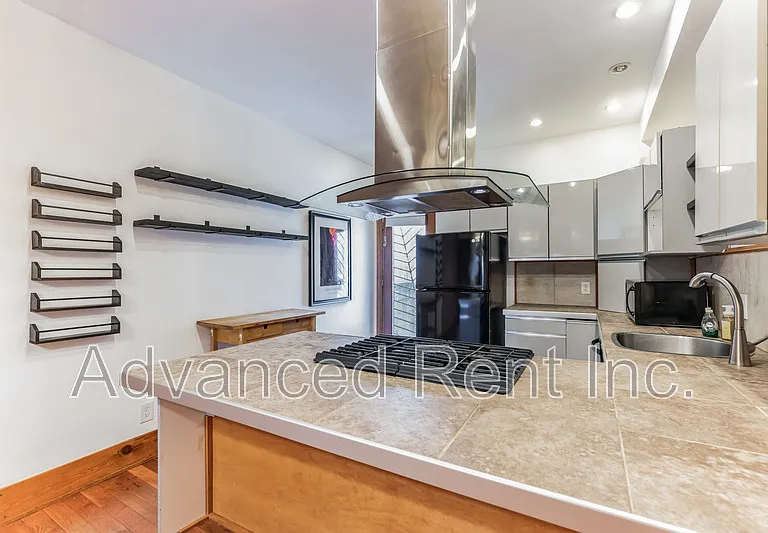 2802 E Fairmount Ave — Photo 11