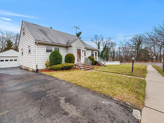 5th image of 10 Lockwood Dr
