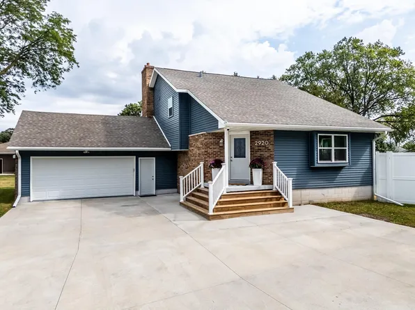 2920 McClain Dr, Cedar Falls, IA 50613