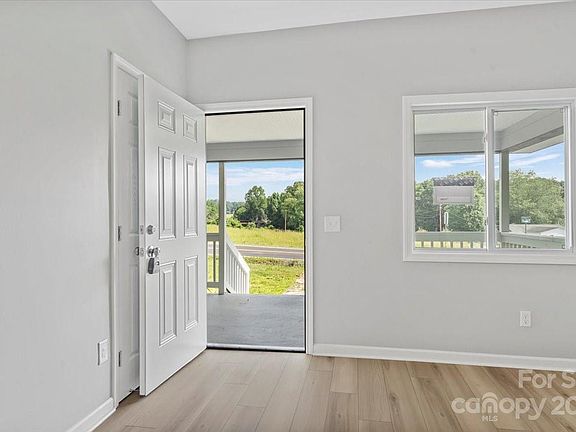 5th image of 1391 Roseland Dr