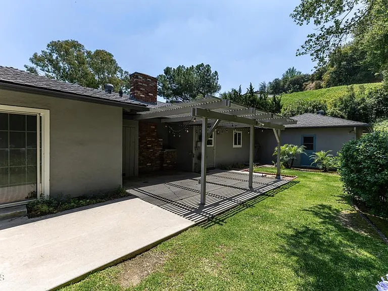 1290 Club House Dr — Photo 27