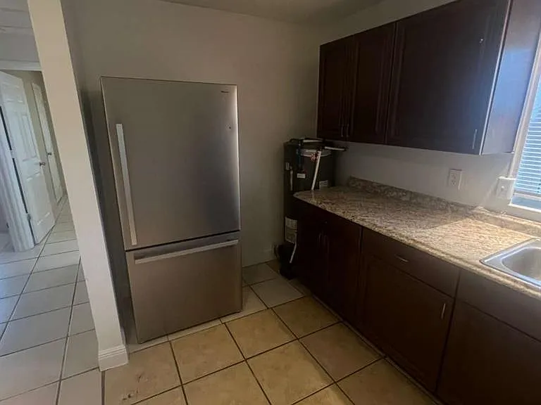 1427 Markland Ave — Photo 2