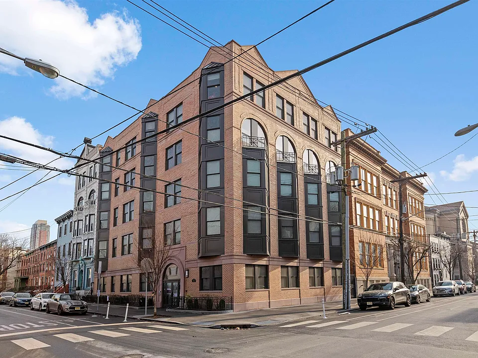 227 4th St #302