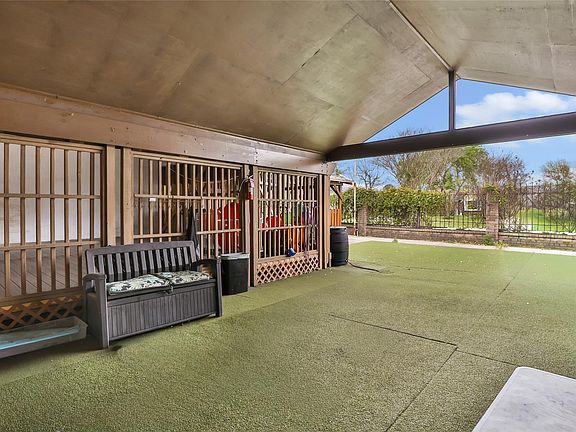 5th image of 827 Casey St