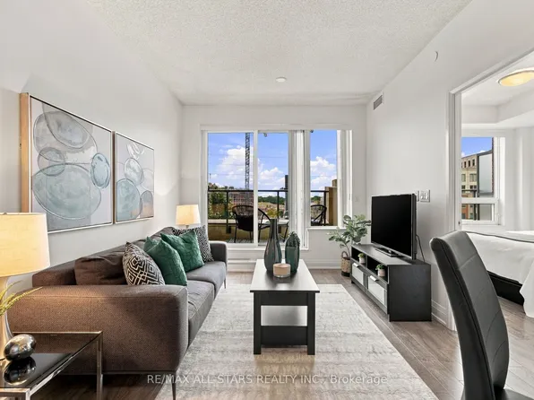 28 Uptown Dr #312, Markham, ON L3R 5M8