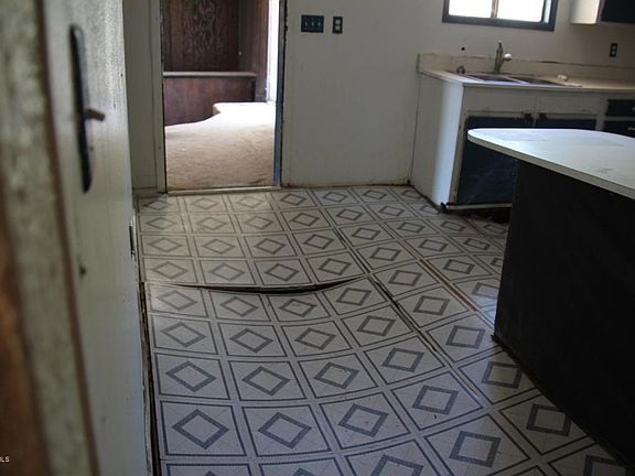 4th image of 11050 W Miami Ave