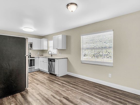 4th image of 4788 Pleasant Valley Ct