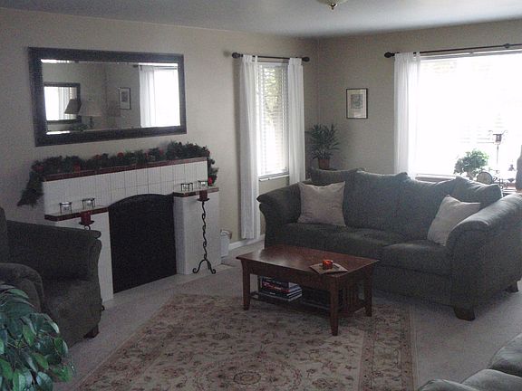 Large Livingroom w/ two tone paint