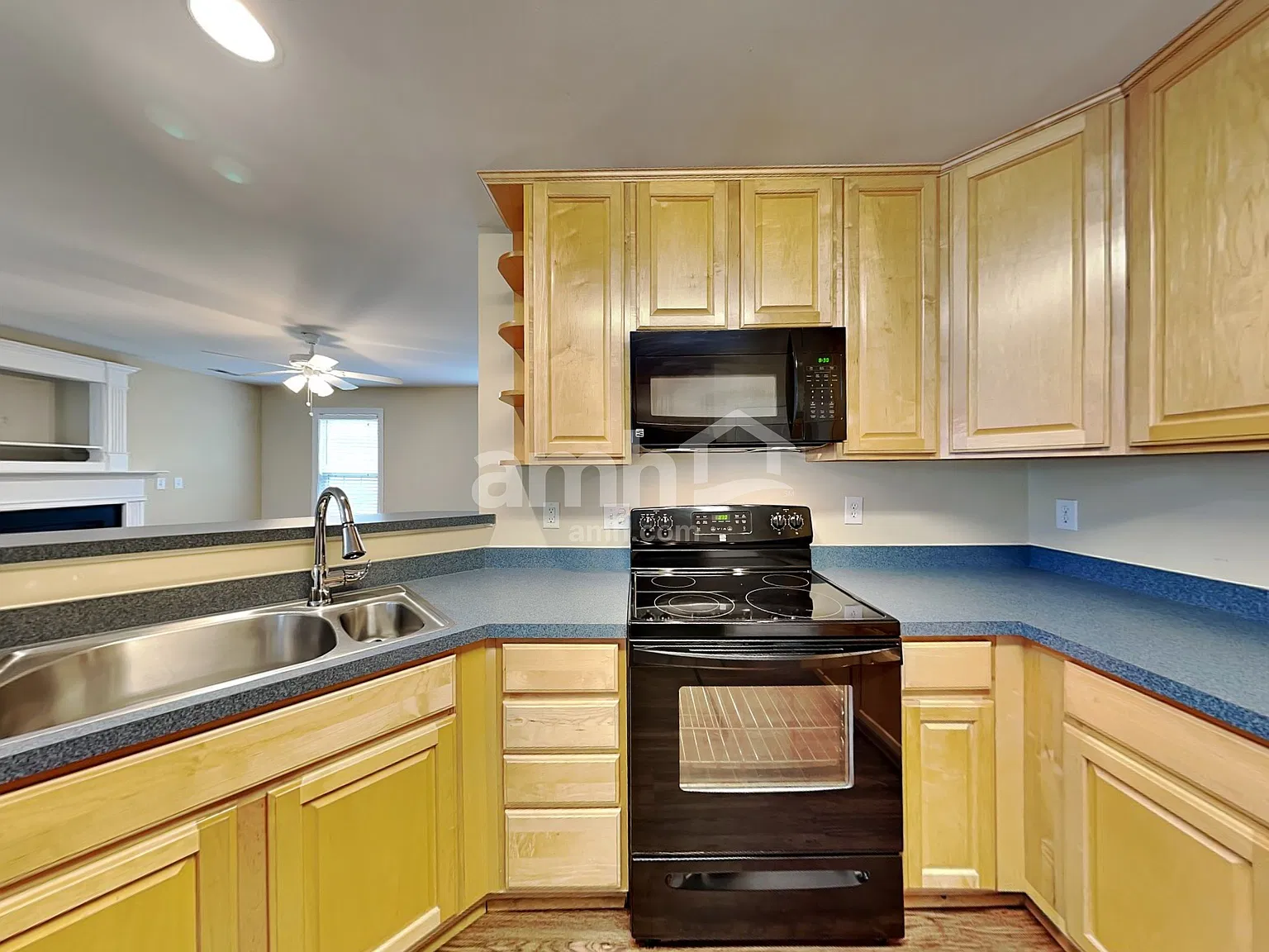 3 bed, 2.5 bath, 1695 sqft, $2,145 — Photo 4