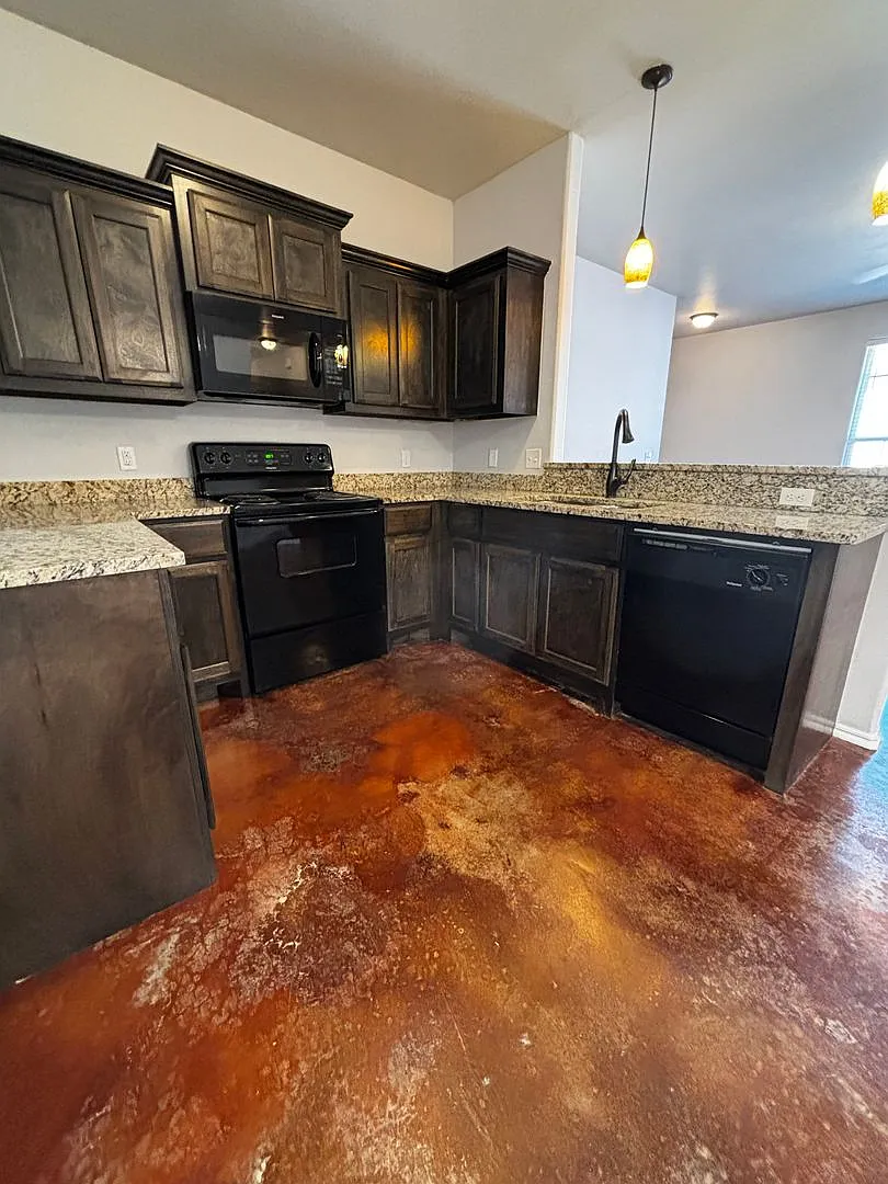 3 br 2 ba duplex with 2 car garage! — Photo 4