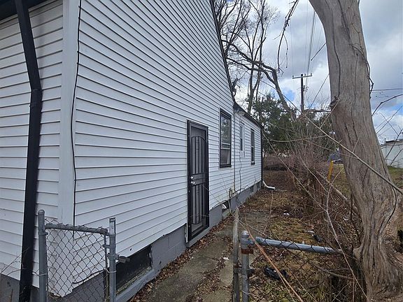 4th image of 19035 Fielding St