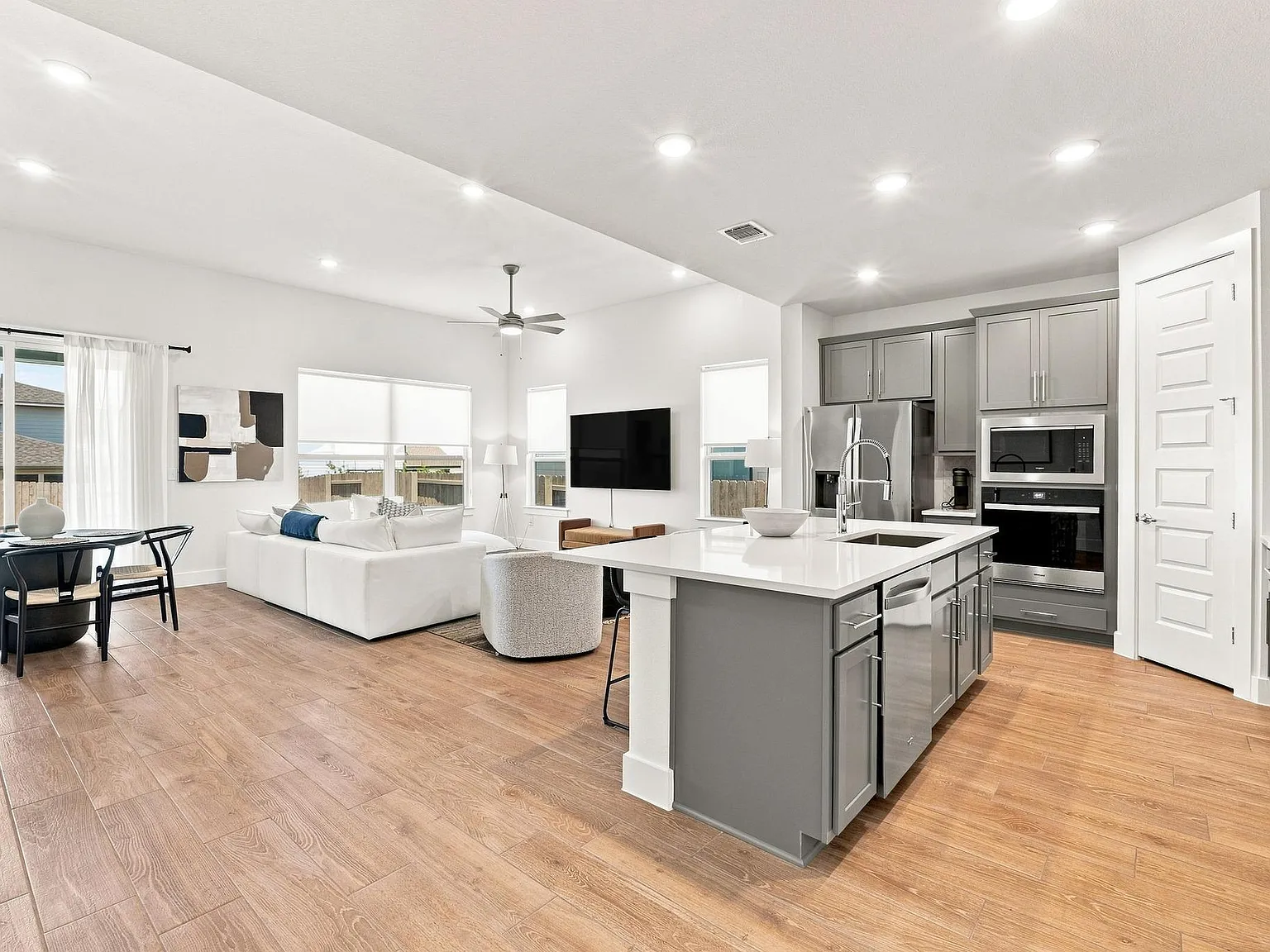 4 bed, 3.0 bath, 2405 sqft, $3,500 — Photo 3