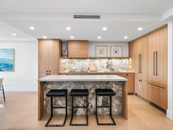 349 Saint Clair Ave W #402, Toronto, ON M5P 1N3