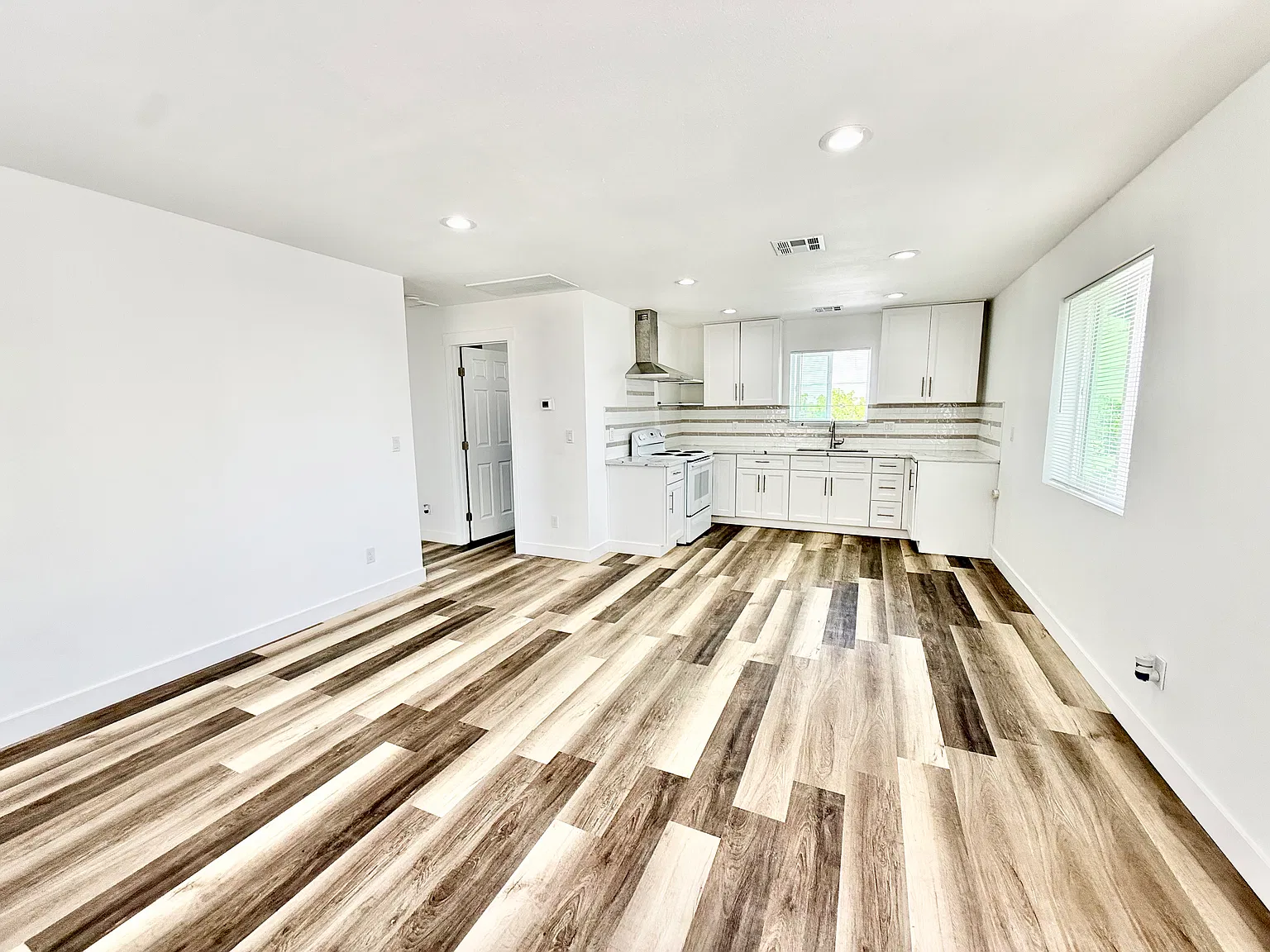 2 bed, 734 sqft, $2,000 — Photo 4