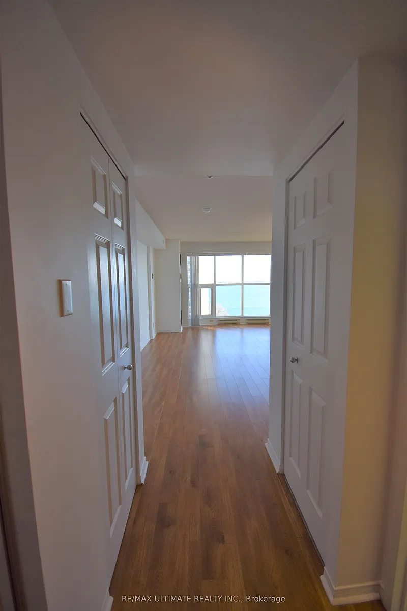 Building Photo - 99 Harbour Sq #1503