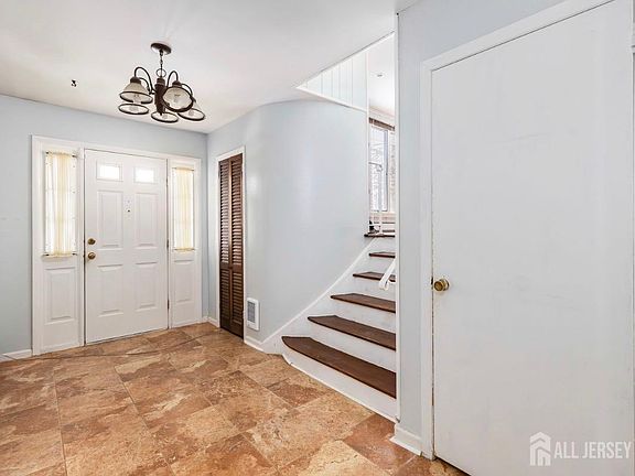 5th image of 10 Gavel Rd