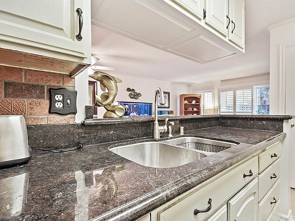 5th image of 18645 Hatteras St Unit 124