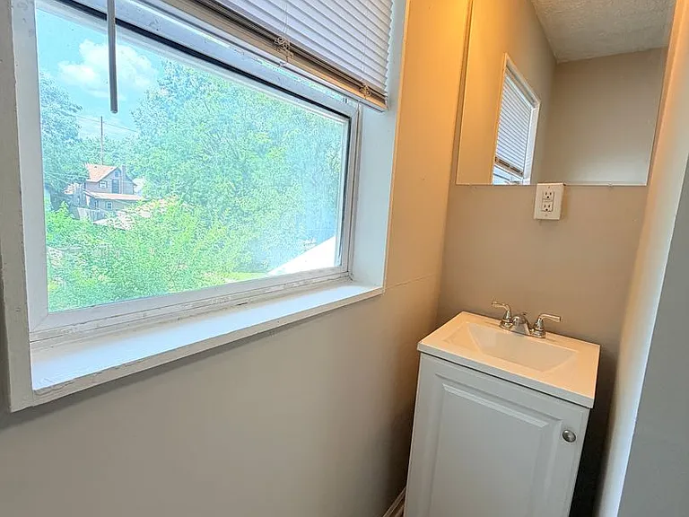 1132 N Oxford St — Photo 17
