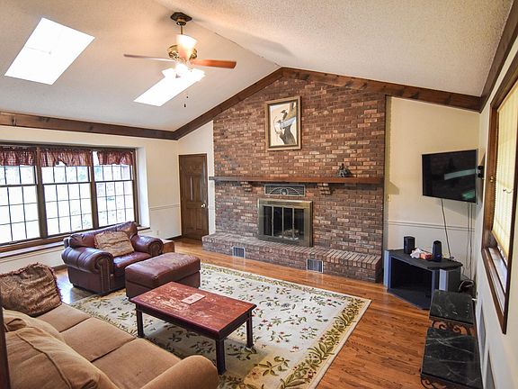 4th image of 725 Brookshire Dr