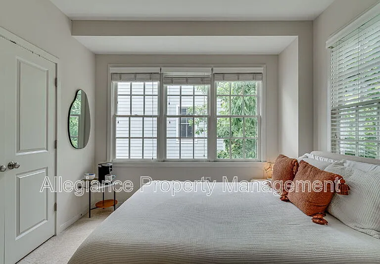 944 N Columbus St — Photo 21