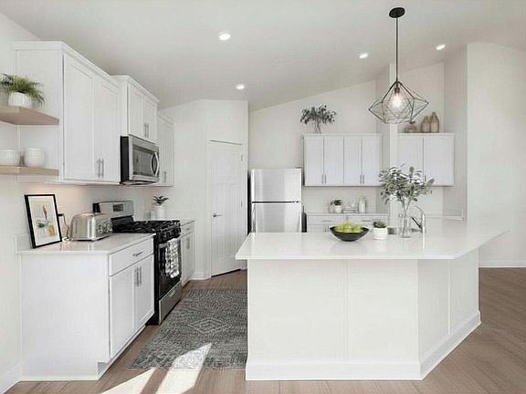 4th image of 1004 Spruce Cir N