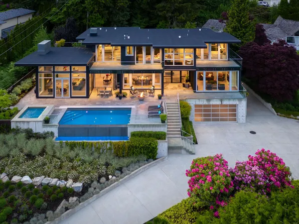 1065 Groveland Rd, West Vancouver, BC V7S 1Z3