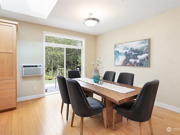 Dining area can accommodate an even larger table and chairs!>