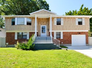 9 Hawthorne St, Farmingdale, NY 11735