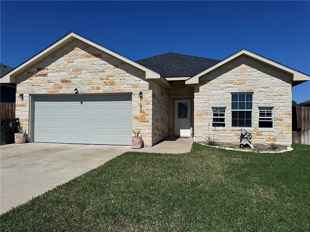 3 bed, 1599 sqft, $2,300 — Photo 2