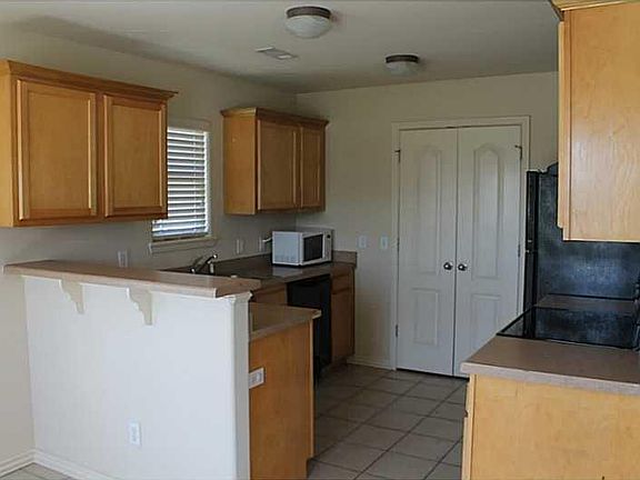 3rd image of 900 Oakwood Ln