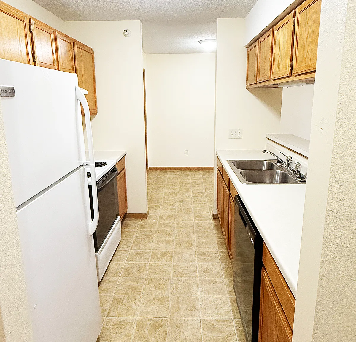 3 bed, 1.5 bath, 910 sqft, $1,300 — Photo 3
