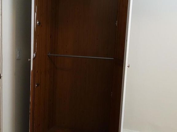 5th image of 940 W Argyle St APT 1W