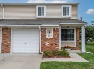 351 Hampton Ct, South Lyon, MI 48178
