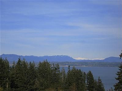 You can enjoy lovely Sound and Mountain views from both floors!