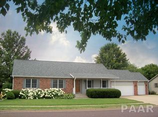 2014 N Georgetowne Pl, Pekin, IL 61554