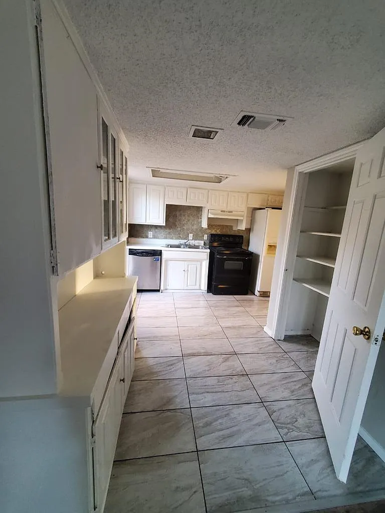 3 bed, 2.5 bath, 1600 sqft, $1,695 — Photo 3