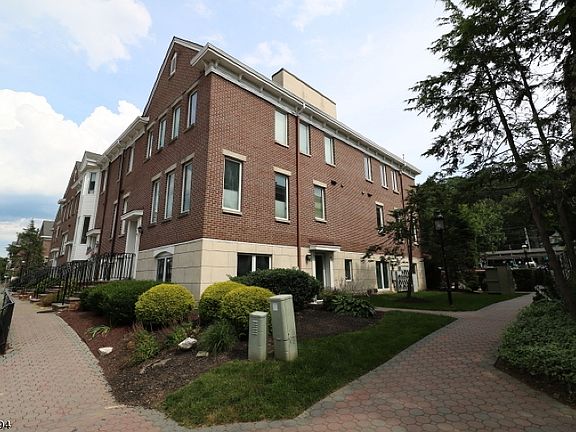 5th image of 60 E Blackwell St APT A