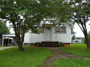 519 W 5th St, Flora, IL 62839