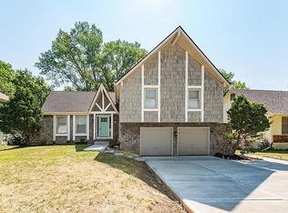 9131 Grandview Dr, Overland Park, KS 66212