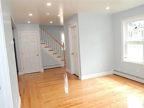 4th image of 165 Gladstone St