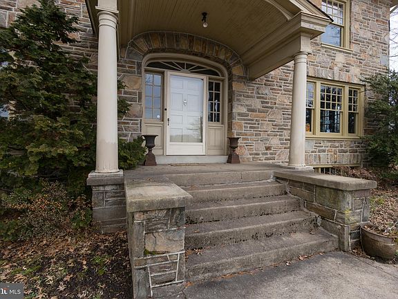 2nd image of 1225 W Baltimore Park